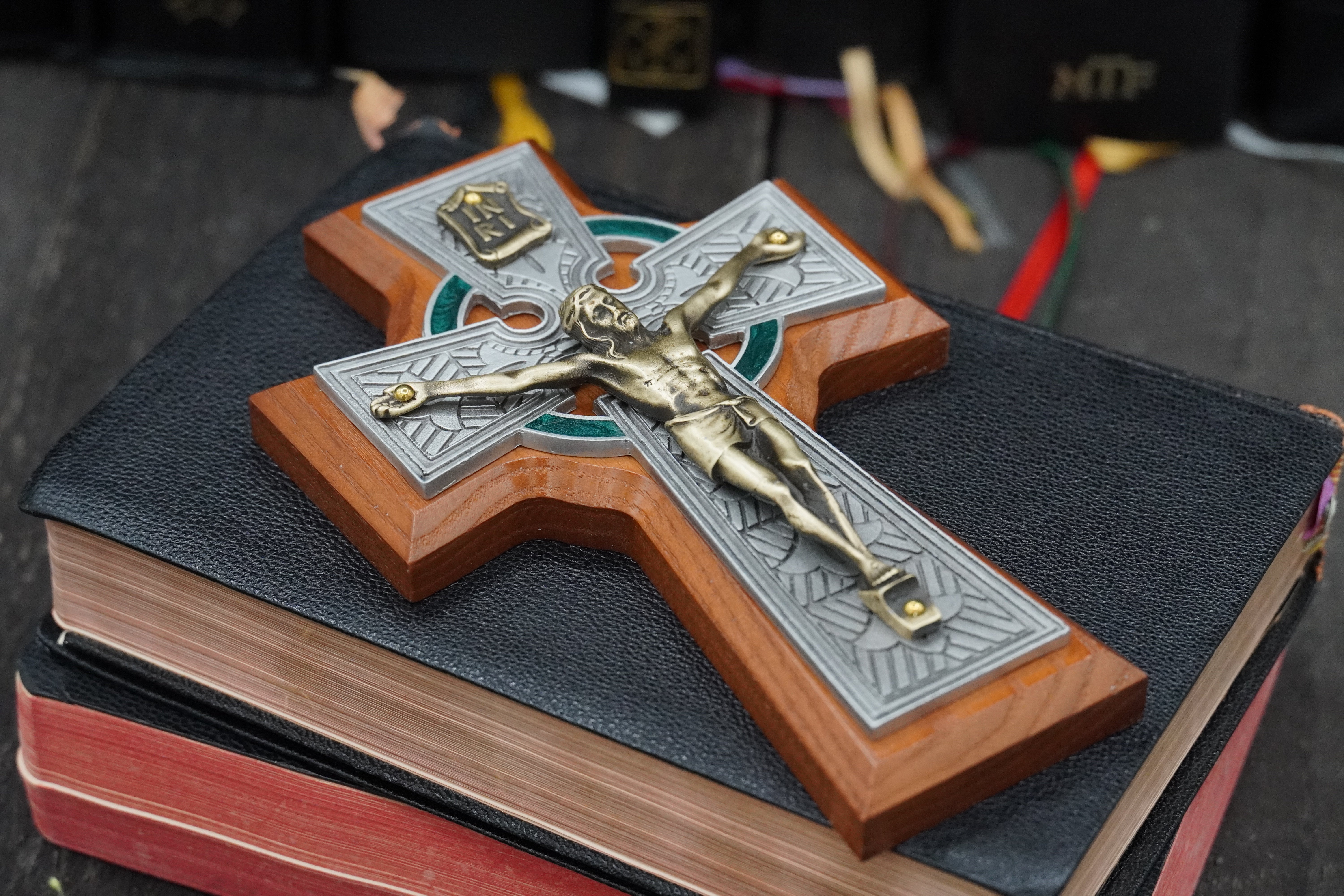 Celtic Wall Crucifix with Green Epoxy 5 1/2'' – Runewood Rosary Co.
